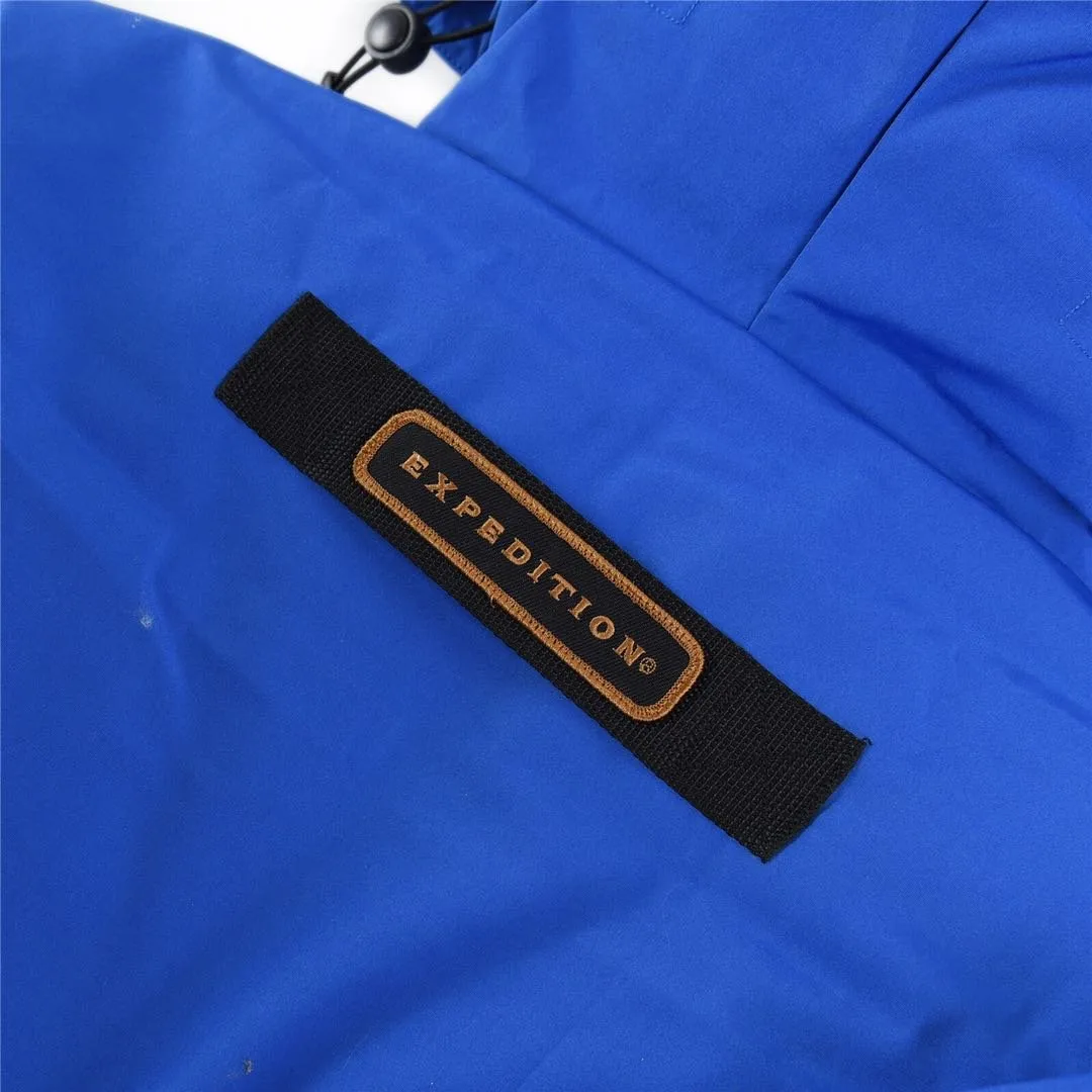 P780 with dust bag) Canada Goose Canada Goose #Expedition expedition parka classic down jacket ➖ Imported 21-count polyester-cotton blended original fabric [last year’s 16-count/18-count hard fabrics have been completely eliminated, this year all use 21-count genuine synchronized fabrics, the soft mid-band feels delicate and textured], genuine synchronized Feather-Light 10D waterproof coated fabric, made of 84.5% polyester fiber and 15.5% cotton, 100% the best feel in the entire network! ➖ The genuine official website is synchronized with the national standard 80 white duck down, you can check the official website customer service, there will never be a series of misleading claims such as 90 down or goose down! ➖ Using the best nylon lining with double double-layer sealing design, velvet-proof No. 7 needle + grid-filled down ready-made garments, there is 100% no so-called velvet running! ➖ The cuffs are designed with thickened seamless threads, and the collar and pockets are lined with top-quality polar fleece to keep you warm and comfortable! ➖ Yoshida YKK provides original custom-made electroplated sliders. YKK two-way lockable zippers are tight and smooth and will not peel off paint! ➖ 3M composite guarantees that the Velcro is the same as the original, durable, and all accessories and hardware are custom-made! ➖ Imported BEHRINGER embroidery machine to customize the 10,000-needle embroidery logo, 98% of which can be reproduced to restore the original logo. You can check and compare on the official website! ➖ The fur collars are all made of large pieces of Western Canadian blue wolf hide, ensuring that each fur collar is 13-15cm wide! 08 models for men and women SIZE: XS S M L XL XXL